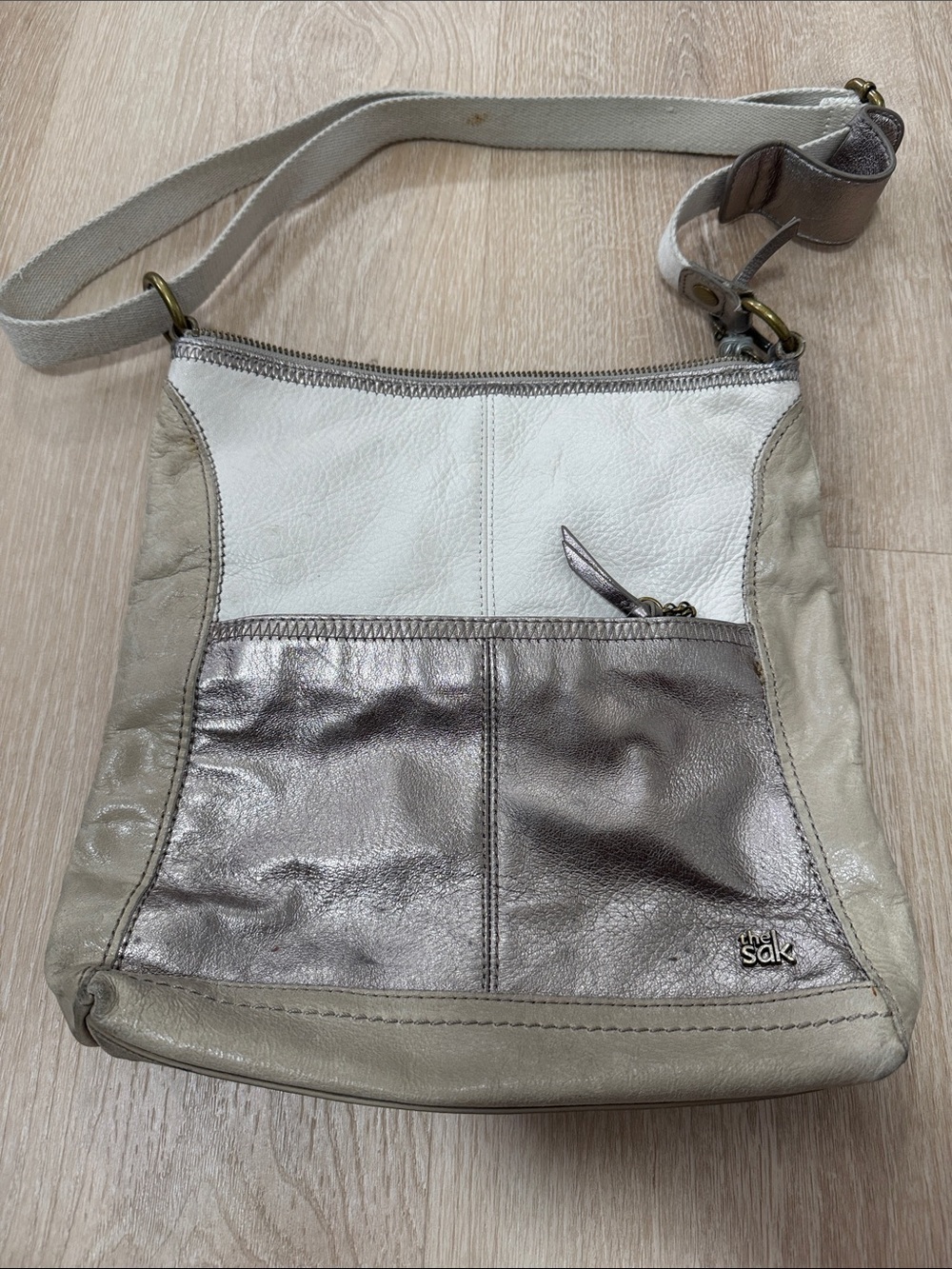 The Sak Metallic Silver and White Leather Crossbody Bag